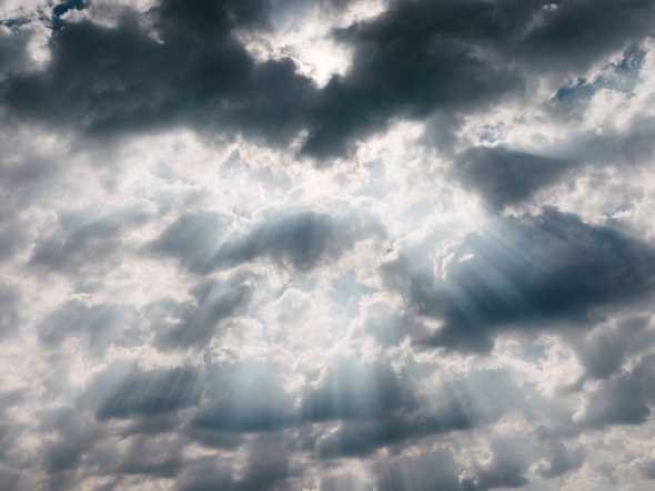 Kirkas auringonvalo pilvien läpi on lähes optimaalinen muotokuvaukseen